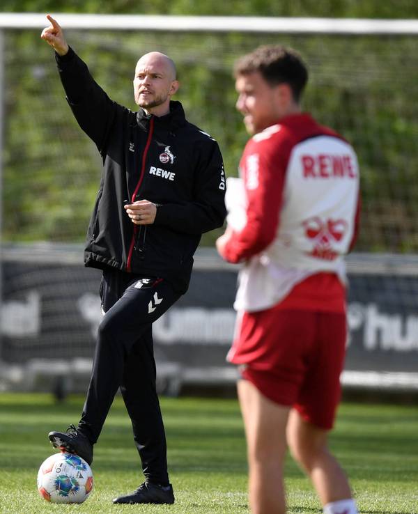 Trainer Rene Wagner gibt Anweisungen auf dem Platz. Er will mit dem 1. FC Köln die Klasse halten.
