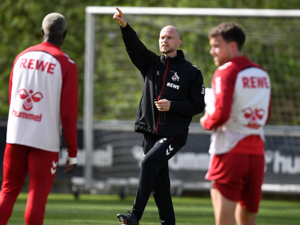 Trainer Rene Wagner gibt Anweisungen auf dem Platz. Er will mit dem 1. FC Köln die Klasse halten.