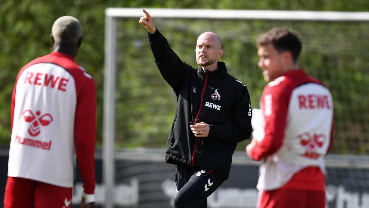 Trainer Rene Wagner gibt Anweisungen auf dem Platz. Er will mit dem 1. FC Köln die Klasse halten.