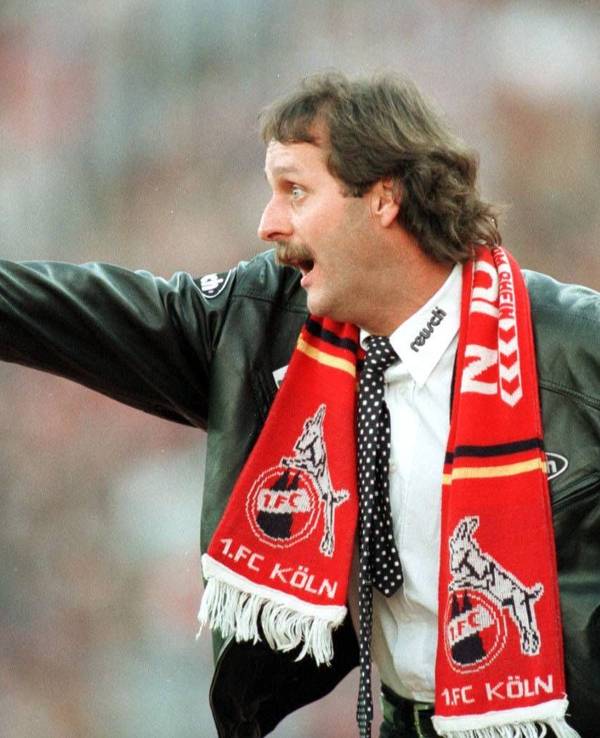 Peter Neururer zeigt am Spielfeldrand als Trainer des 1. FC Köln im Jahr 1997 die Richtung an.