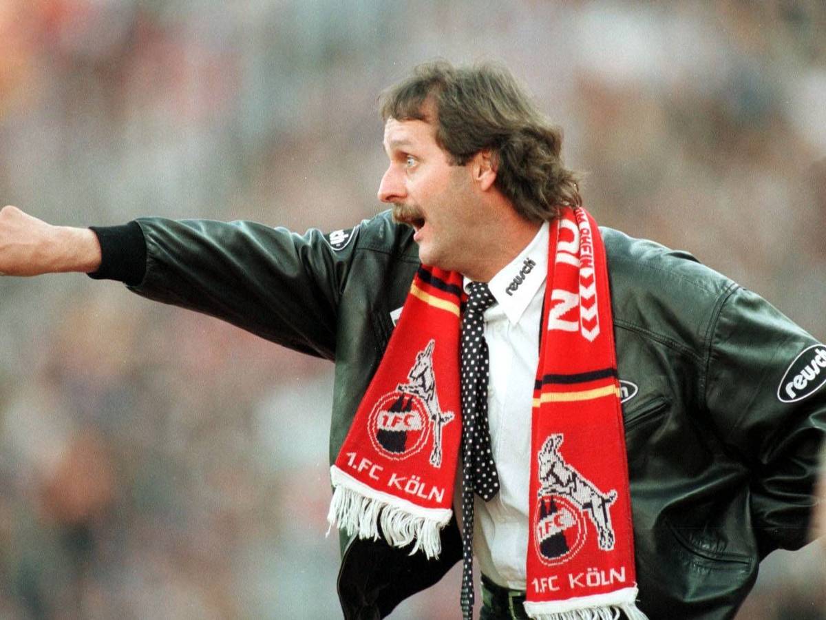 Peter Neururer zeigt am Spielfeldrand als Trainer des 1. FC Köln im Jahr 1997 die Richtung an.