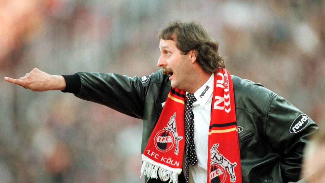 Peter Neururer zeigt am Spielfeldrand als Trainer des 1. FC Köln im Jahr 1997 die Richtung an.
