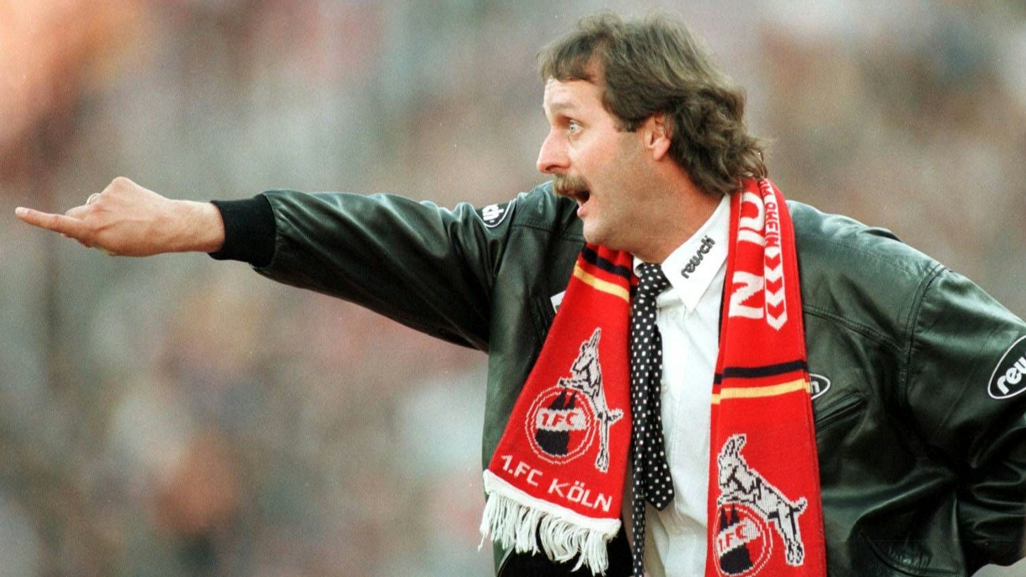 Peter Neururer zeigt am Spielfeldrand als Trainer des 1. FC Köln im Jahr 1997 die Richtung an.