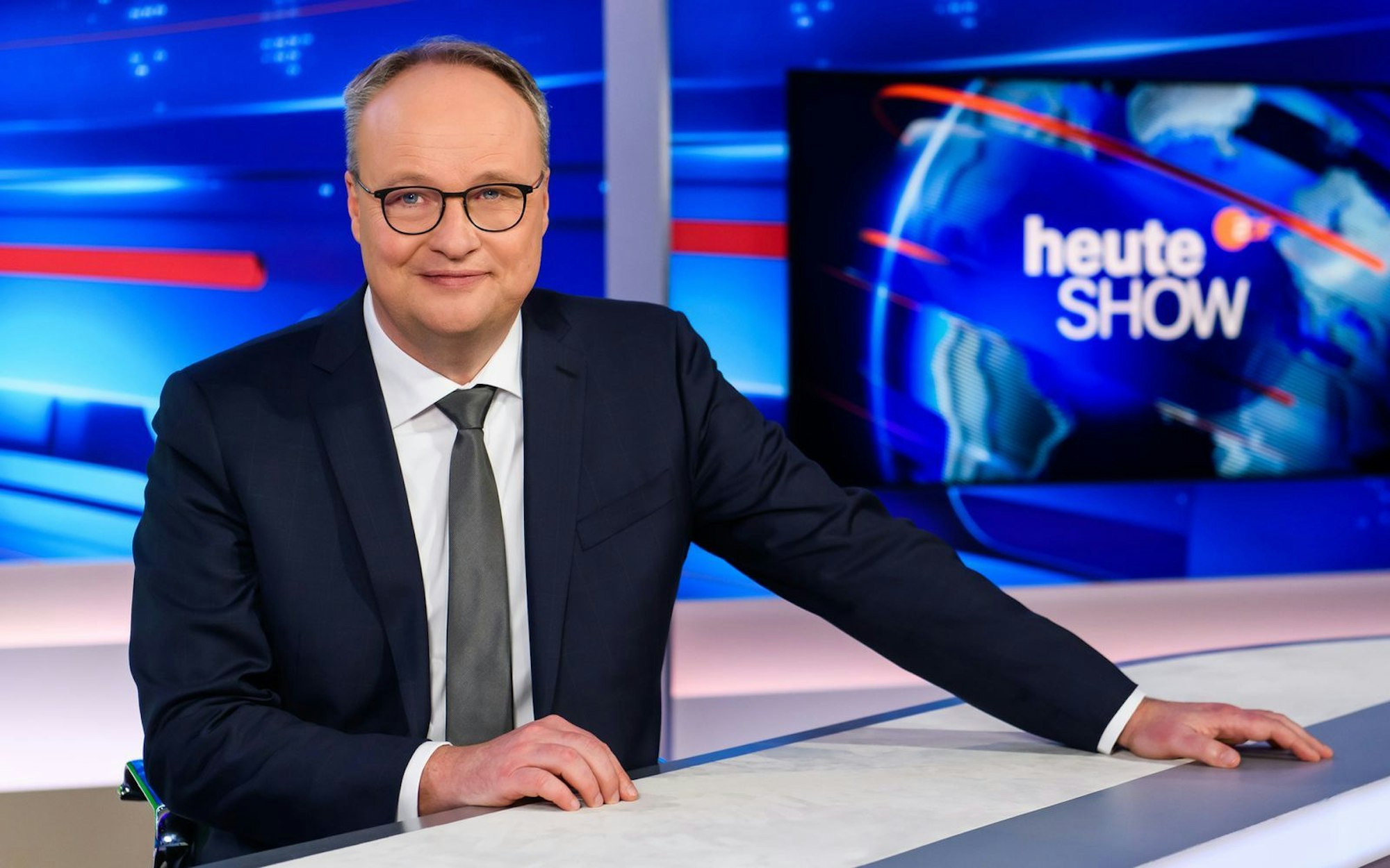 Oliver Welke, langjähriger Moderator der ZDF-“heute-show“, war im Podcast „Zwischen den Zeilen“ zu Gast. (Bild: ZDF/Juia Feldhagen)