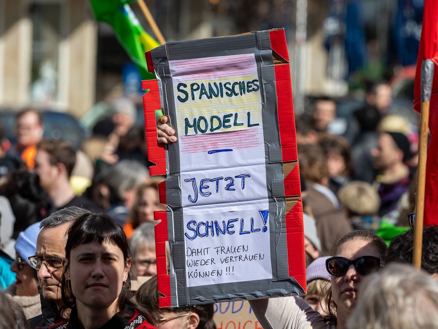 Protestschild, Menschen und Fahnen