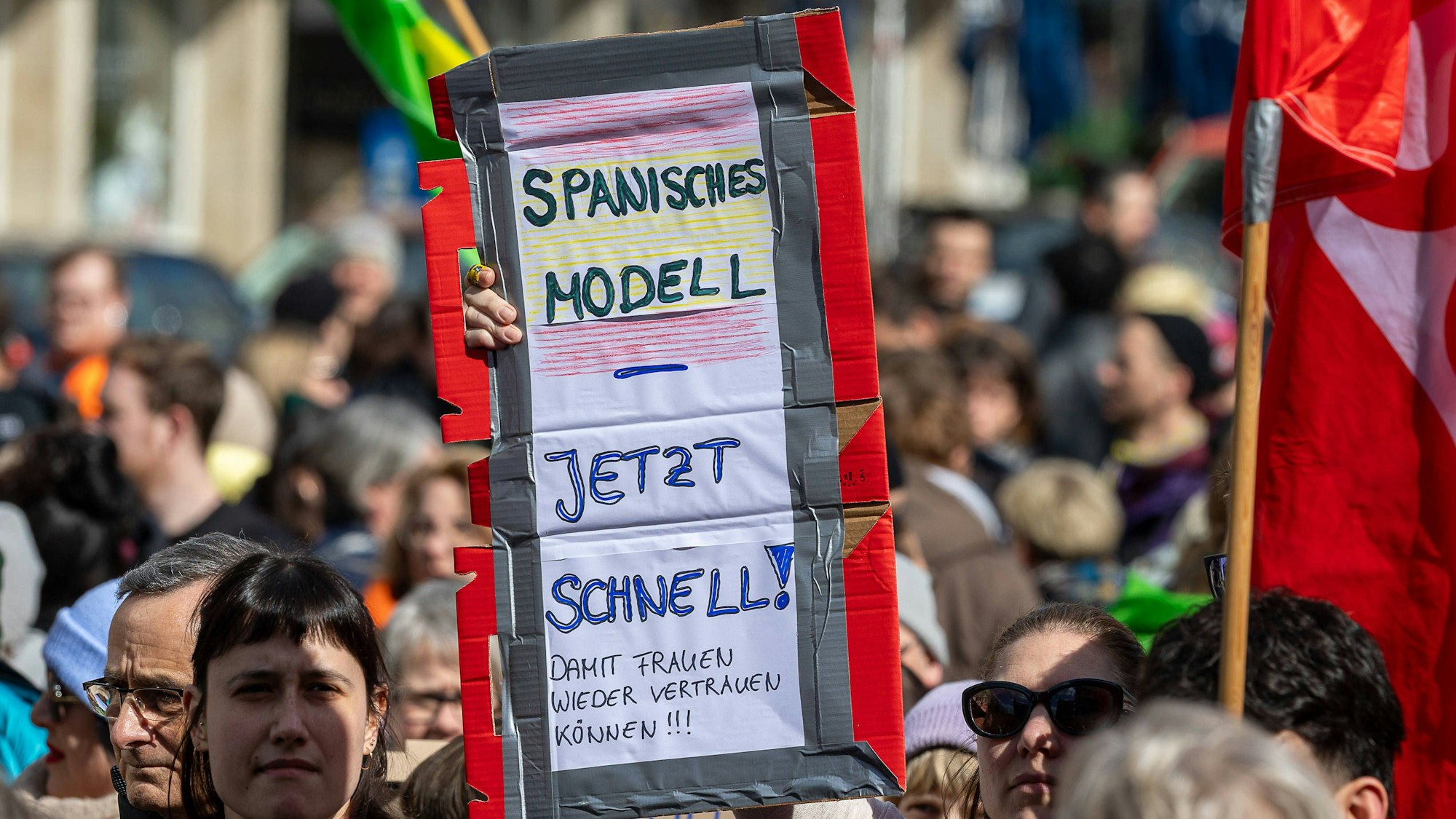 Protestschild, Menschen und Fahnen