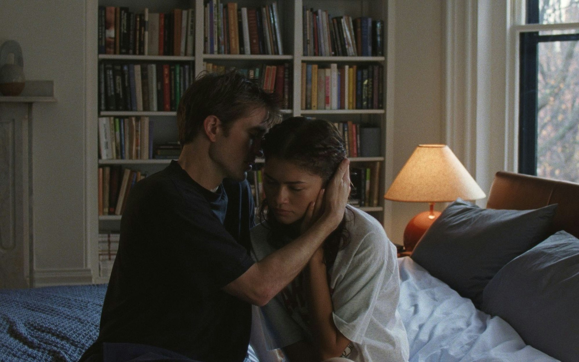 Eine unverhoffte Enthüllung stellt die Planungen von Charlie (Robert Pattinson) und Emma (Zendaya) völlig auf den Kopf. (Bild: Leonine)