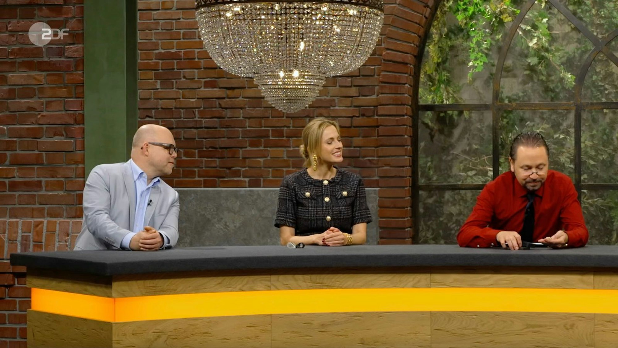 Pauritsch schätzte den opulenten Stein auf „mindestens 30 Karat“. Der Verkäufer korrigierte ihn: „Sogar 39 Karat.“ Auch seine Sitznachbarn versuchten einen Blick auf das Schmuckstück zu erhaschen, doch Pauritsch startete die Bieterrunde mit 1.000 Euro. (Bild: ZDF)