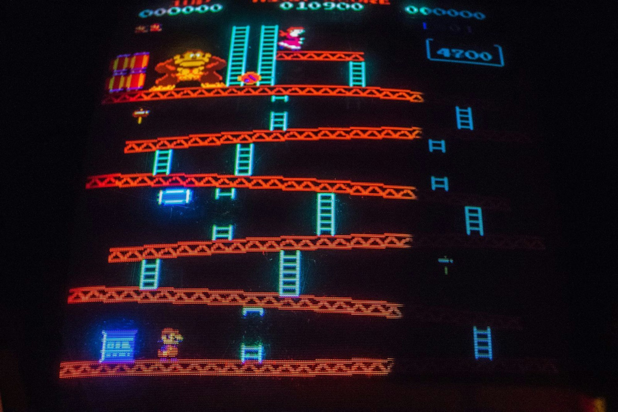 Der Jumpman in Rettungsmission: Im Arcade-Spiel „Donkey Kong“ muss der erst später Mario getaufte Held eine Freundin aus den Fängen eines Gorillas befreien. (Bild: Michael Eichhammer)