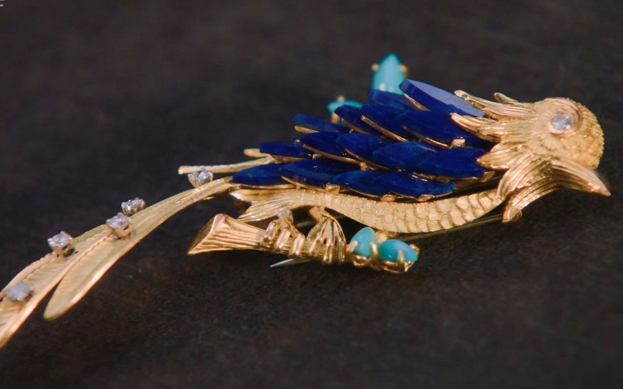 Die Paradiesvogel-Brosche ging an Benjamin Leo Leo. (Bild: ZDF)