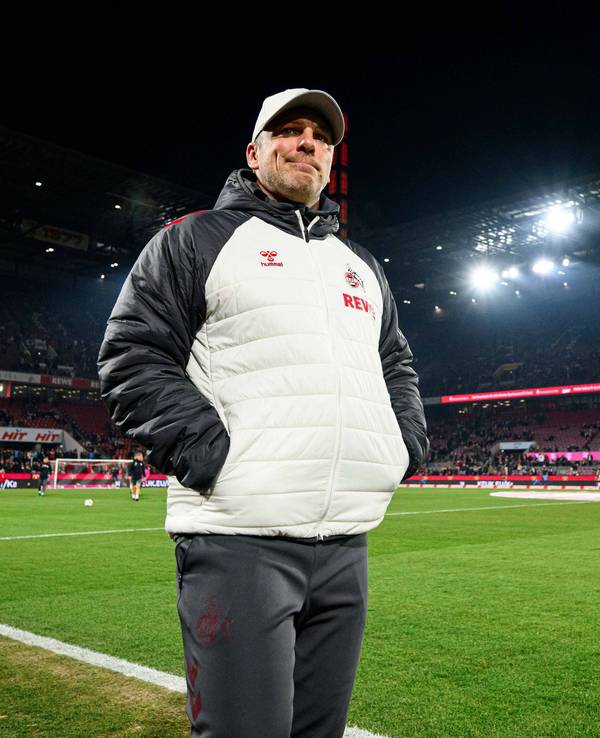 Lukas Kwasniok steht mit Winterjacke und Kappe im Stadion.
