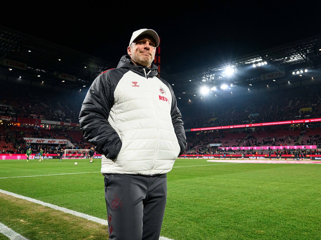 Lukas Kwasniok steht mit Winterjacke und Kappe im Stadion.