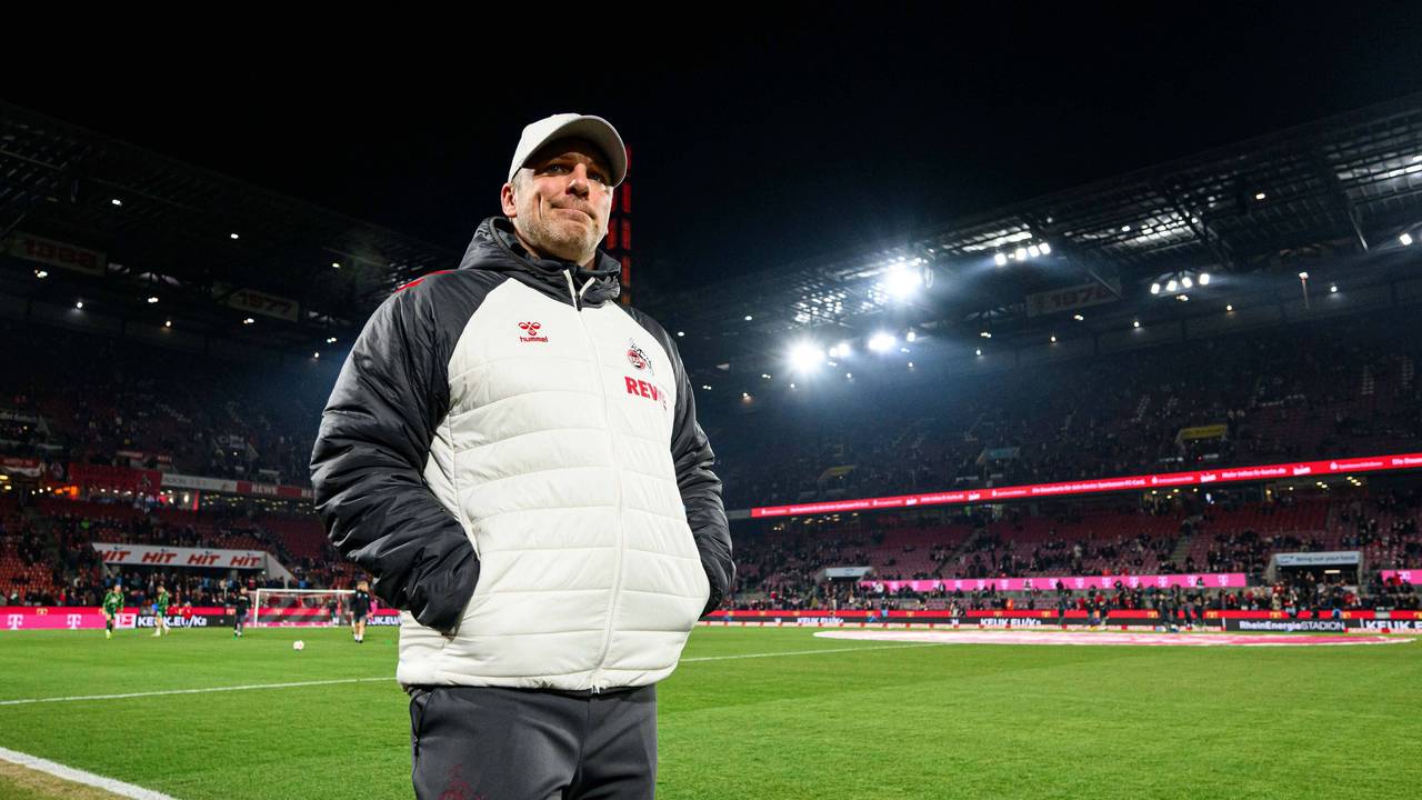 Lukas Kwasniok steht mit Winterjacke und Kappe im Stadion.