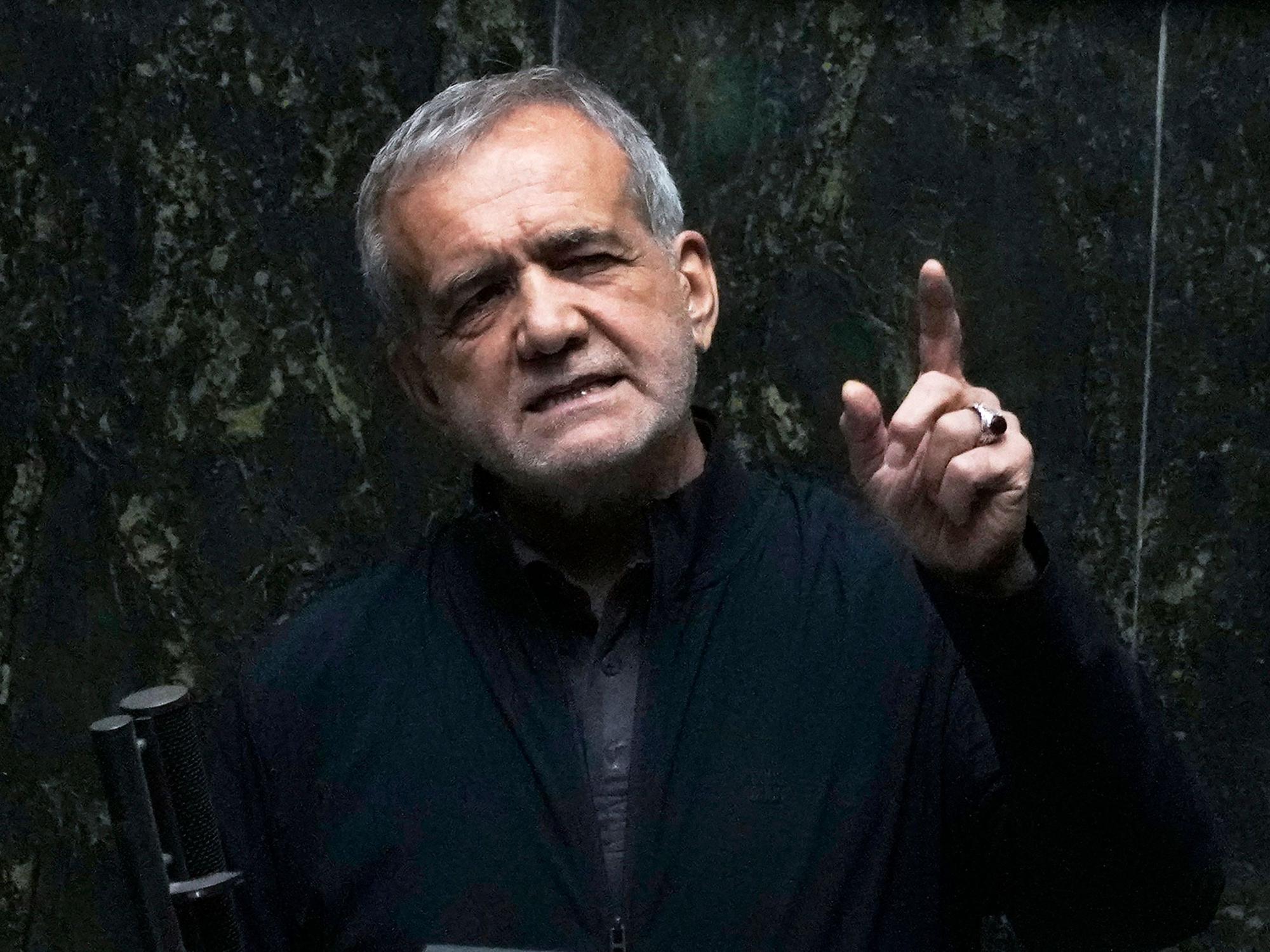Der iranische Präsident Massud Peseschkian spricht in einer öffentlichen Sitzung des Parlaments.