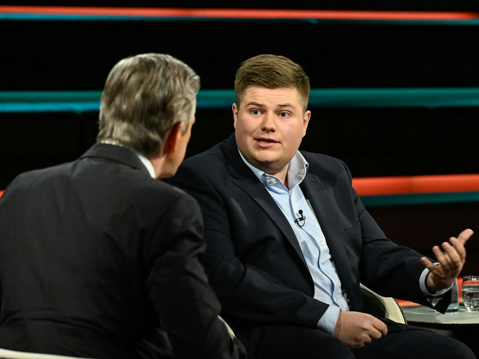 CDU-Politiker Johannes Volkmann erläuterte im Gespräch mit dem ZDF-Moderator, ob er sich eine deutsche Beteiligung im Nahen Osten vorstellen könnte. (Bild: ZDF / Markus Hertrich)