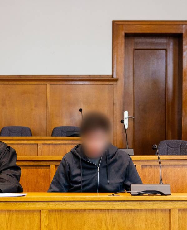 Verteidiger Michael Rehberger sitzt neben dem Angeklagten im Saal 38 des Landgerichts Saarbrücken. Am fünften Verhandlungstag wird hier im Prozess um die tödlichen Schüsse auf den Polizeioberkommissar Simon Bohr verhandelt.