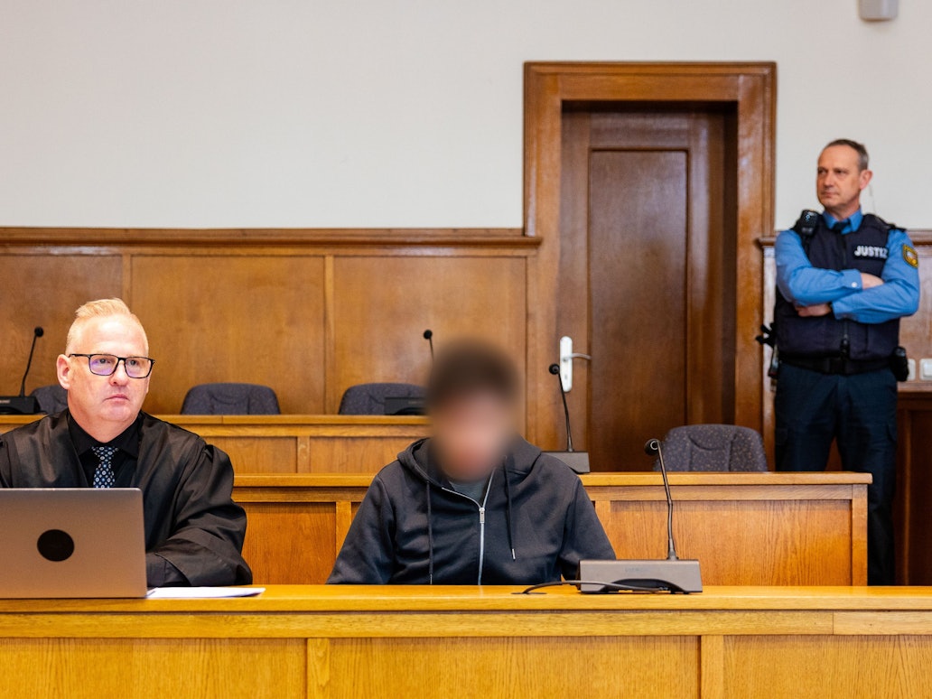 Verteidiger Michael Rehberger sitzt neben dem Angeklagten im Saal 38 des Landgerichts Saarbrücken. Am fünften Verhandlungstag wird hier im Prozess um die tödlichen Schüsse auf den Polizeioberkommissar Simon Bohr verhandelt.