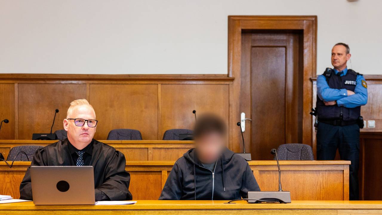 Verteidiger Michael Rehberger sitzt neben dem Angeklagten im Saal 38 des Landgerichts Saarbrücken. Am fünften Verhandlungstag wird hier im Prozess um die tödlichen Schüsse auf den Polizeioberkommissar Simon Bohr verhandelt.