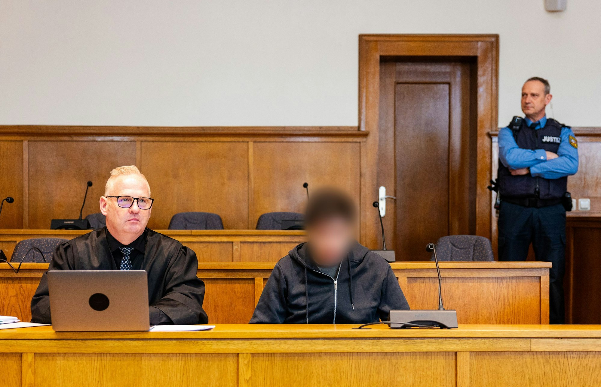 Verteidiger Michael Rehberger sitzt neben dem Angeklagten im Saal 38 des Landgerichts Saarbrücken. Am fünften Verhandlungstag wird hier im Prozess um die tödlichen Schüsse auf den Polizeioberkommissar Simon Bohr verhandelt.