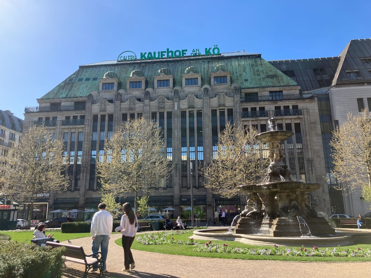 01.04.2026, Nordrhein-Westfalen, Düsseldorf: Außenansicht der Galeria Kaufhof an der Kö in Düsseldorf. (zu dpa: «Spektakulärer Einbruch über U-Bahn-Schacht in Warenhaus») Foto: Rabea Gruber/dpa +++ dpa-Bildfunk +++