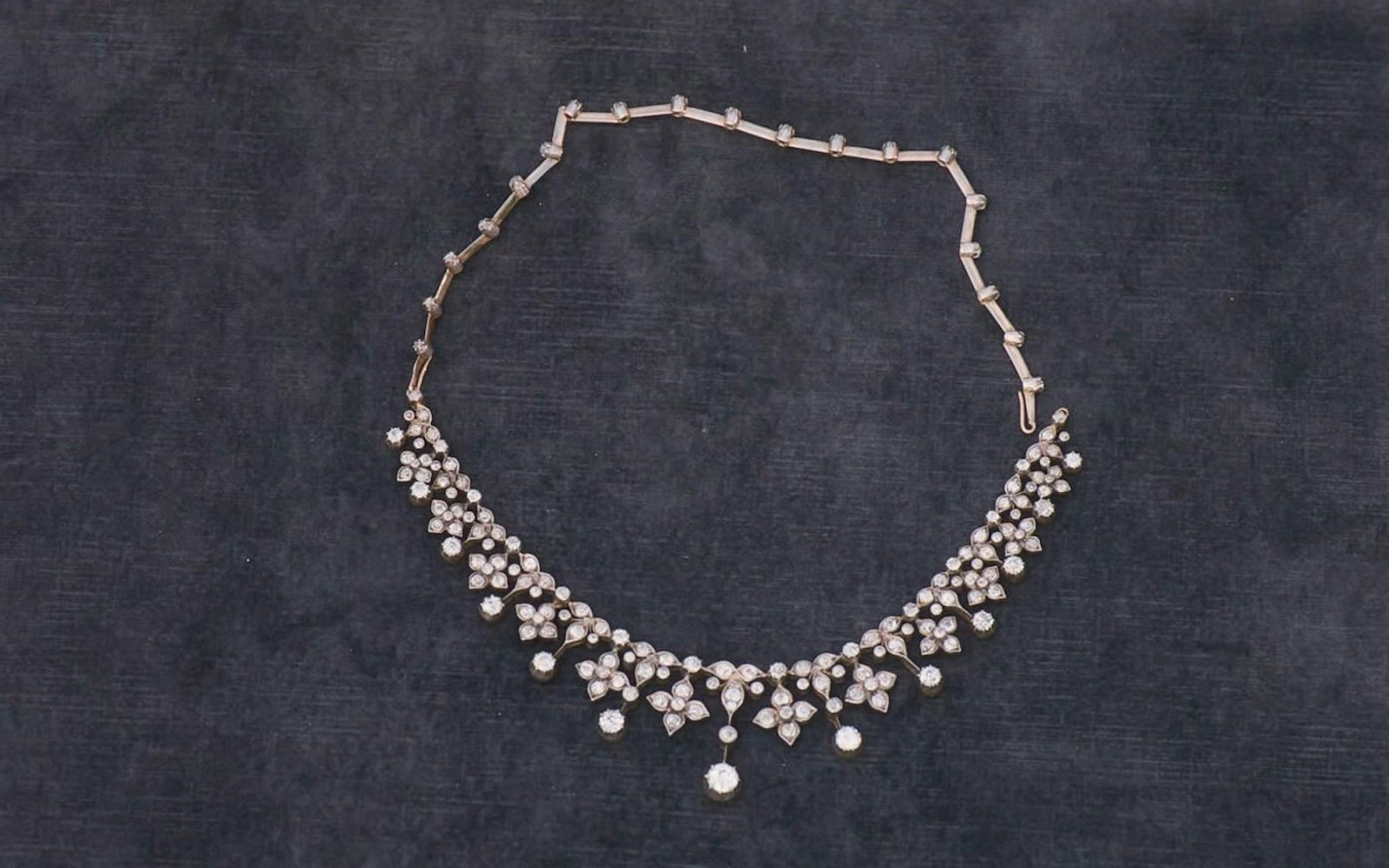 Dieses Collier lässt sich auch zum Diadem umwandeln! (Bild: ZDF)