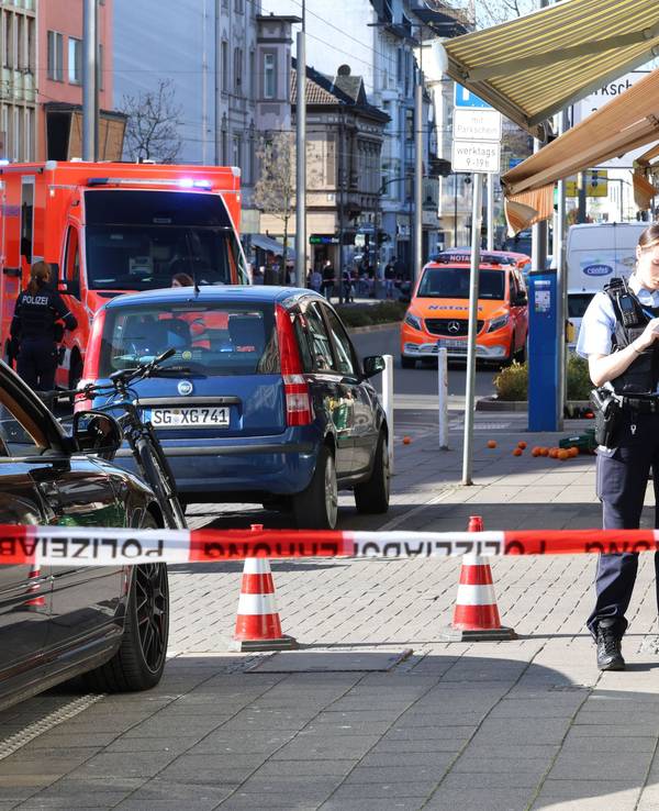 01.04.2026, Nordrhein-Westfalen, Solingen: Einsatzkräfte der Polizei haben eine Straße abgesperrt. In Solingen läuft aktuell ein Großeinsatz der Polizei. Foto: Gianni Gattus/dpa +++ dpa-Bildfunk +++