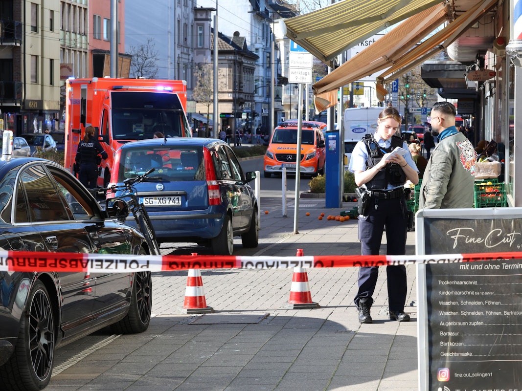 01.04.2026, Nordrhein-Westfalen, Solingen: Einsatzkräfte der Polizei haben eine Straße abgesperrt. In Solingen läuft aktuell ein Großeinsatz der Polizei. Foto: Gianni Gattus/dpa +++ dpa-Bildfunk +++
