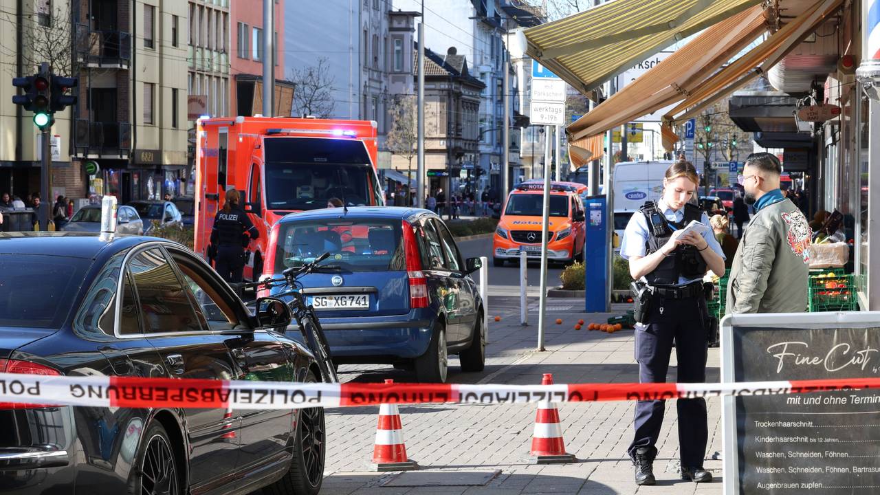 01.04.2026, Nordrhein-Westfalen, Solingen: Einsatzkräfte der Polizei haben eine Straße abgesperrt. In Solingen läuft aktuell ein Großeinsatz der Polizei. Foto: Gianni Gattus/dpa +++ dpa-Bildfunk +++