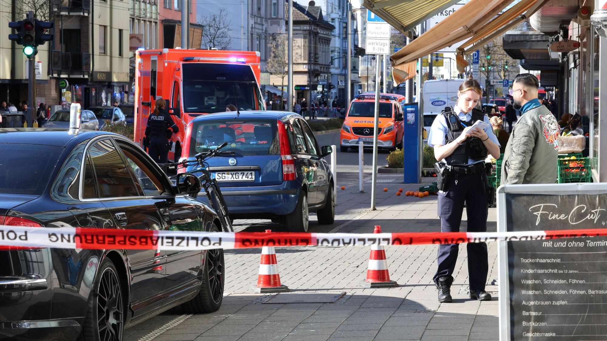 Einsatzkräfte der Polizei haben eine Straße abgesperrt.