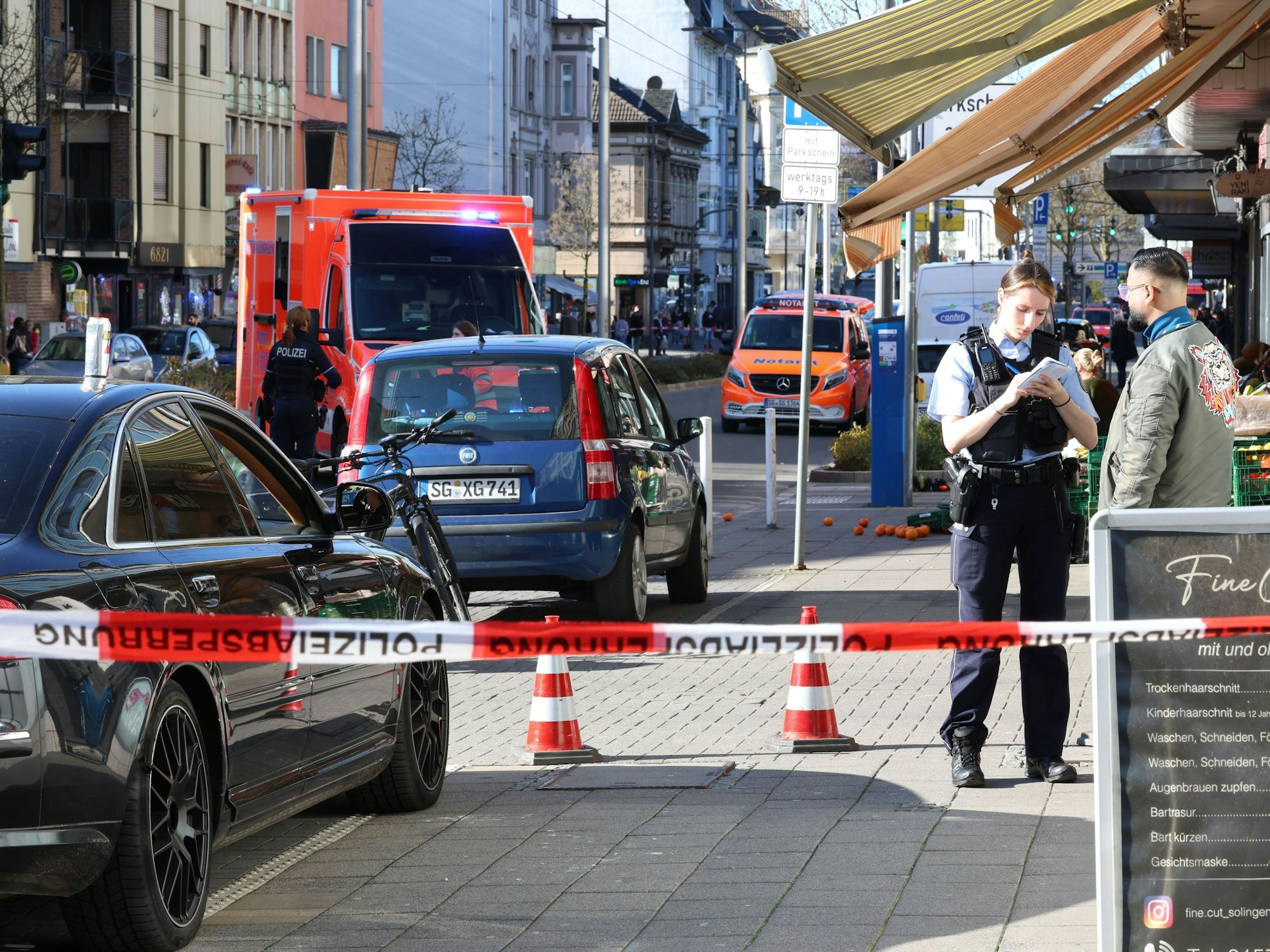 01.04.2026, Nordrhein-Westfalen, Solingen: Einsatzkräfte der Polizei haben eine Straße abgesperrt. In Solingen läuft aktuell ein Großeinsatz der Polizei. Foto: Gianni Gattus/dpa +++ dpa-Bildfunk +++