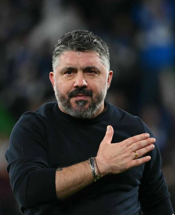 Gennaro Gattuso hält sich nach dem Spiel die Hand auf die Brust.