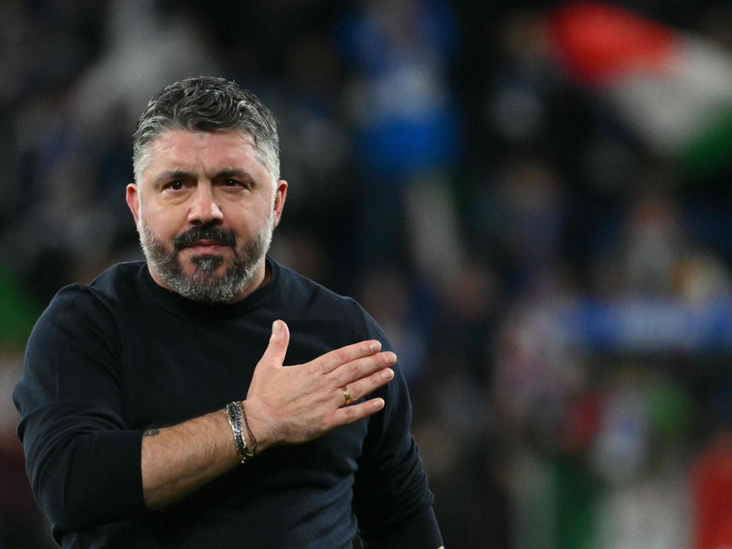 Gennaro Gattuso hält sich nach dem Spiel die Hand auf die Brust.