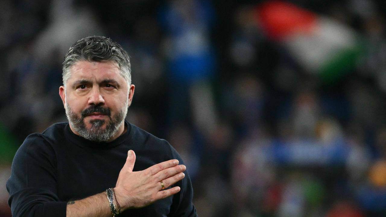 Gennaro Gattuso hält sich nach dem Spiel die Hand auf die Brust.