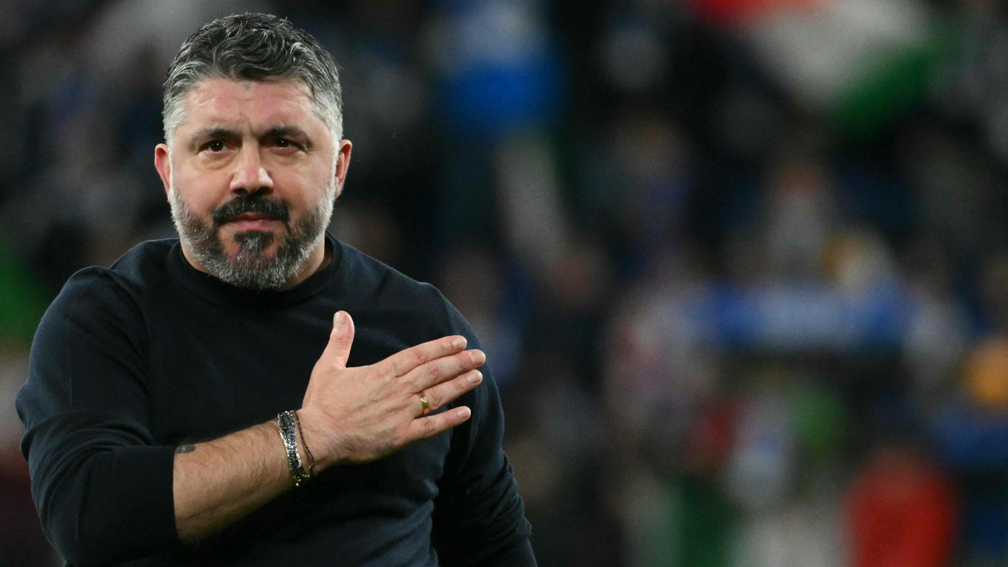 Gennaro Gattuso hält sich nach dem Spiel die Hand auf die Brust.