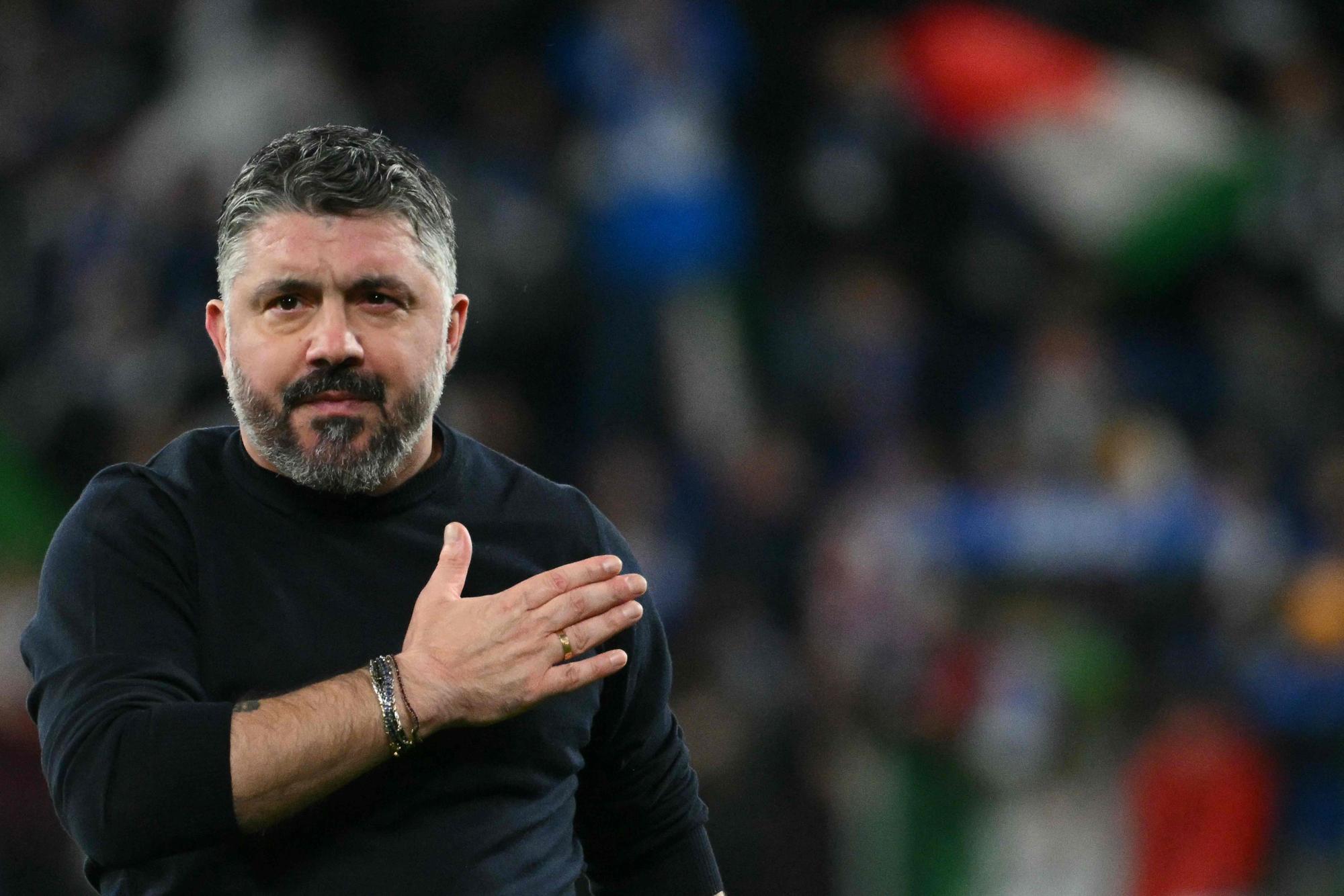 Italiens Nationaltrainer Gennaro Gattuso mit einer entschuldigenden Geste in Richtung der eigenen Fans.