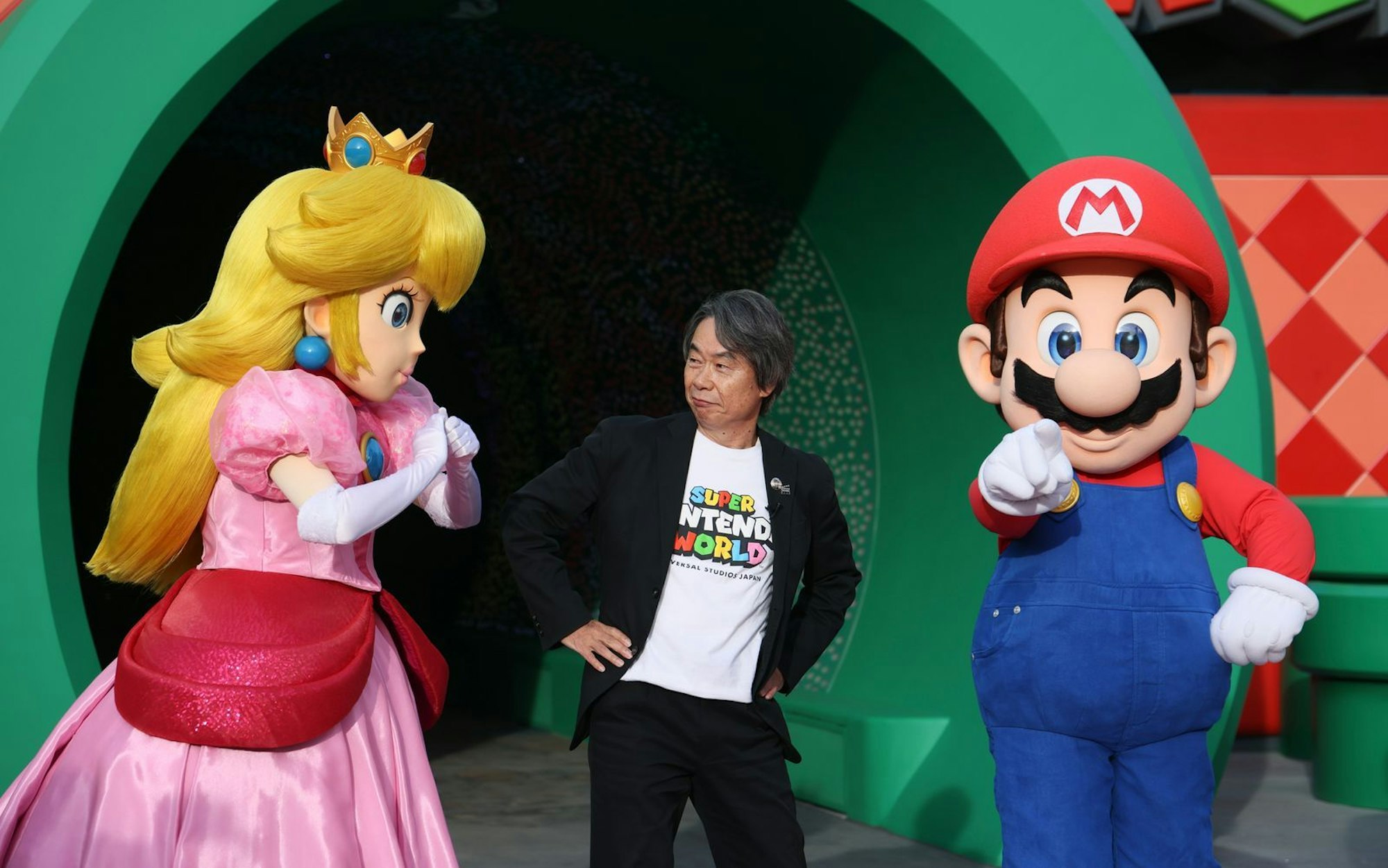 Hier posierte Mario-Erfinder Shigeru Miyamoto im Jahr 2023 im Themenpark „Super Nintendo World“ in den Universal Studios mit den Hauptfiguren von „Der Super Mario Bros. Film“, Prinzessin Peach und Super Mario. (Bild: 2023 Getty Images/Rodin Eckenroth)