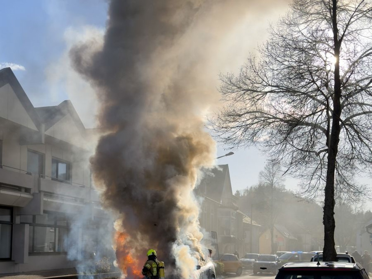 Ein brennendes Auto in Königswinter-Ittenbach.