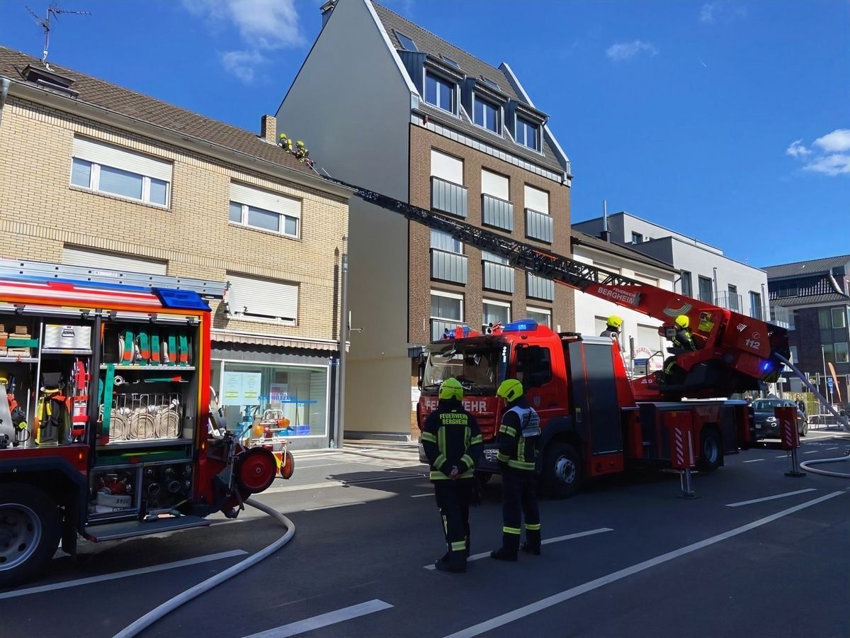 Ein Feuerwehrmann in voller Montur im Einsatz bei einem Wohnungsbrand.