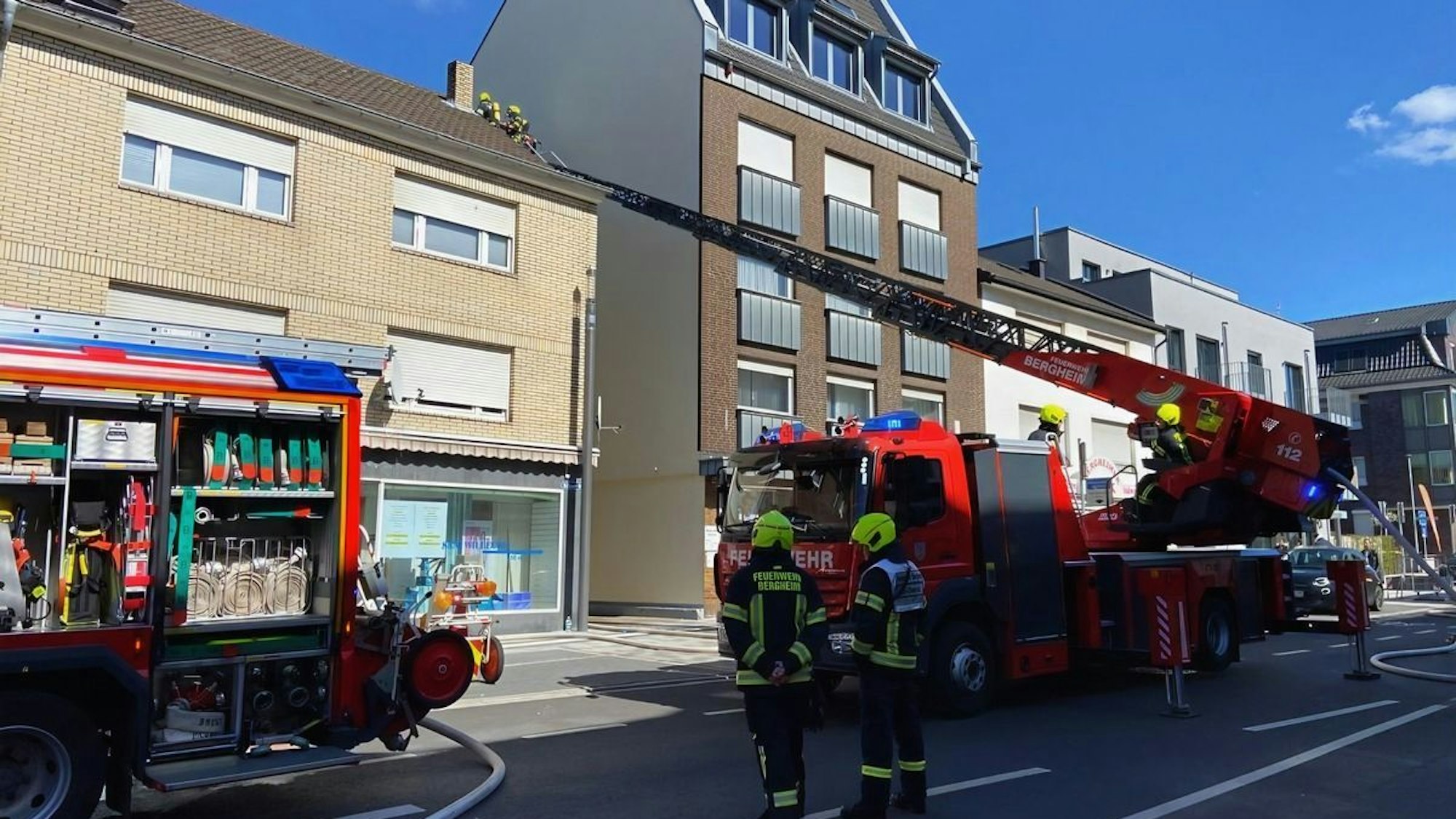 Ein Feuerwehrmann in voller Montur im Einsatz bei einem Wohnungsbrand.