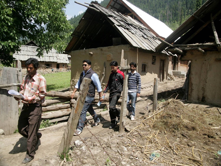 Regierungsbeamte bei Volkszählung in einem Dorf