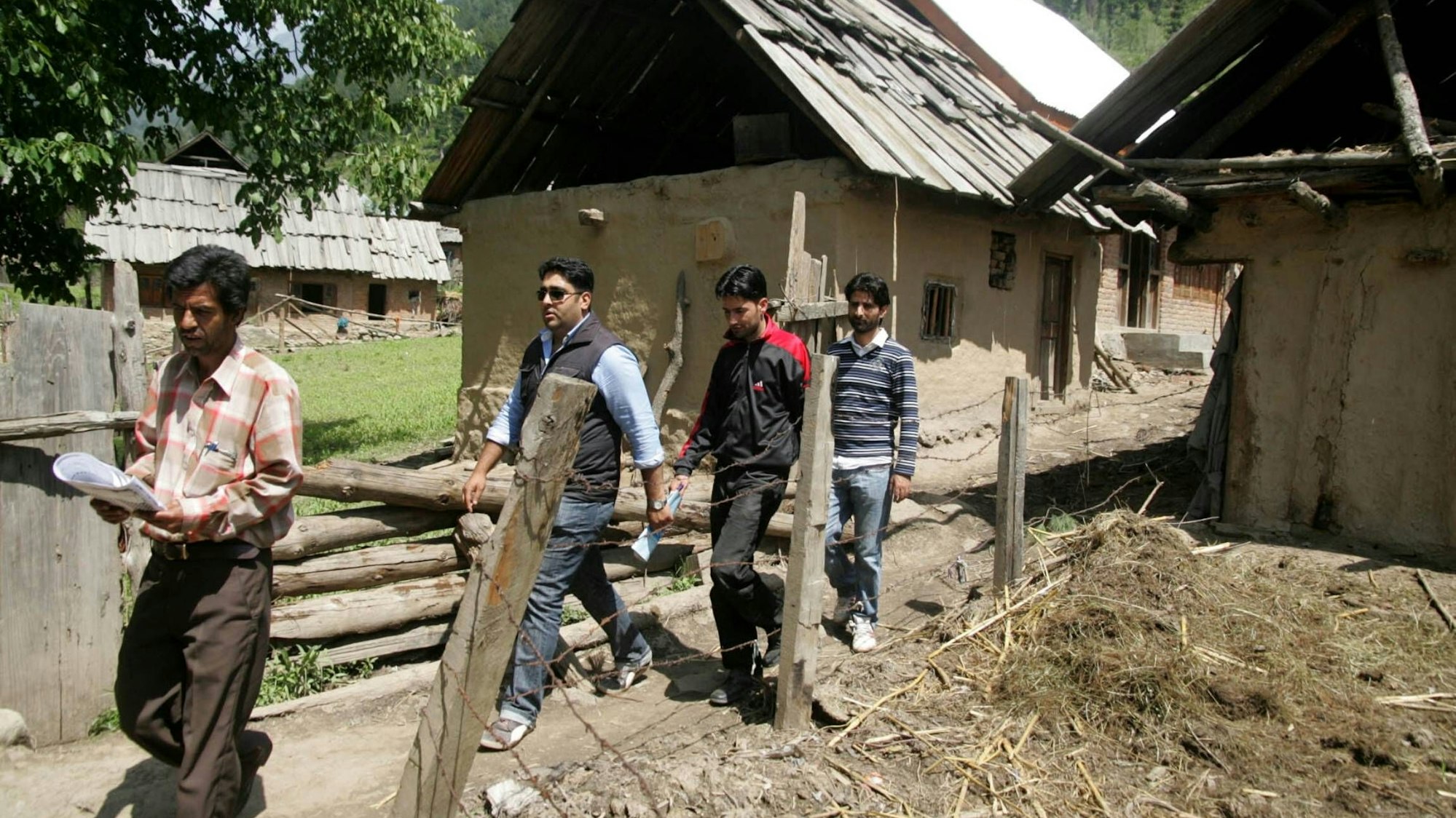 Regierungsbeamte bei Volkszählung in einem Dorf
