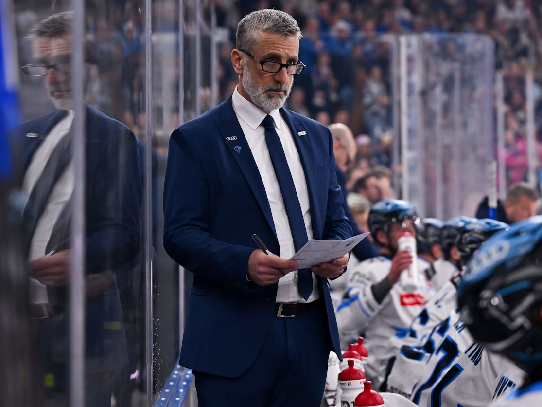 Trainer Mark French (Ingolstadt) verfolgt das Spiel am Spielfeldrand.