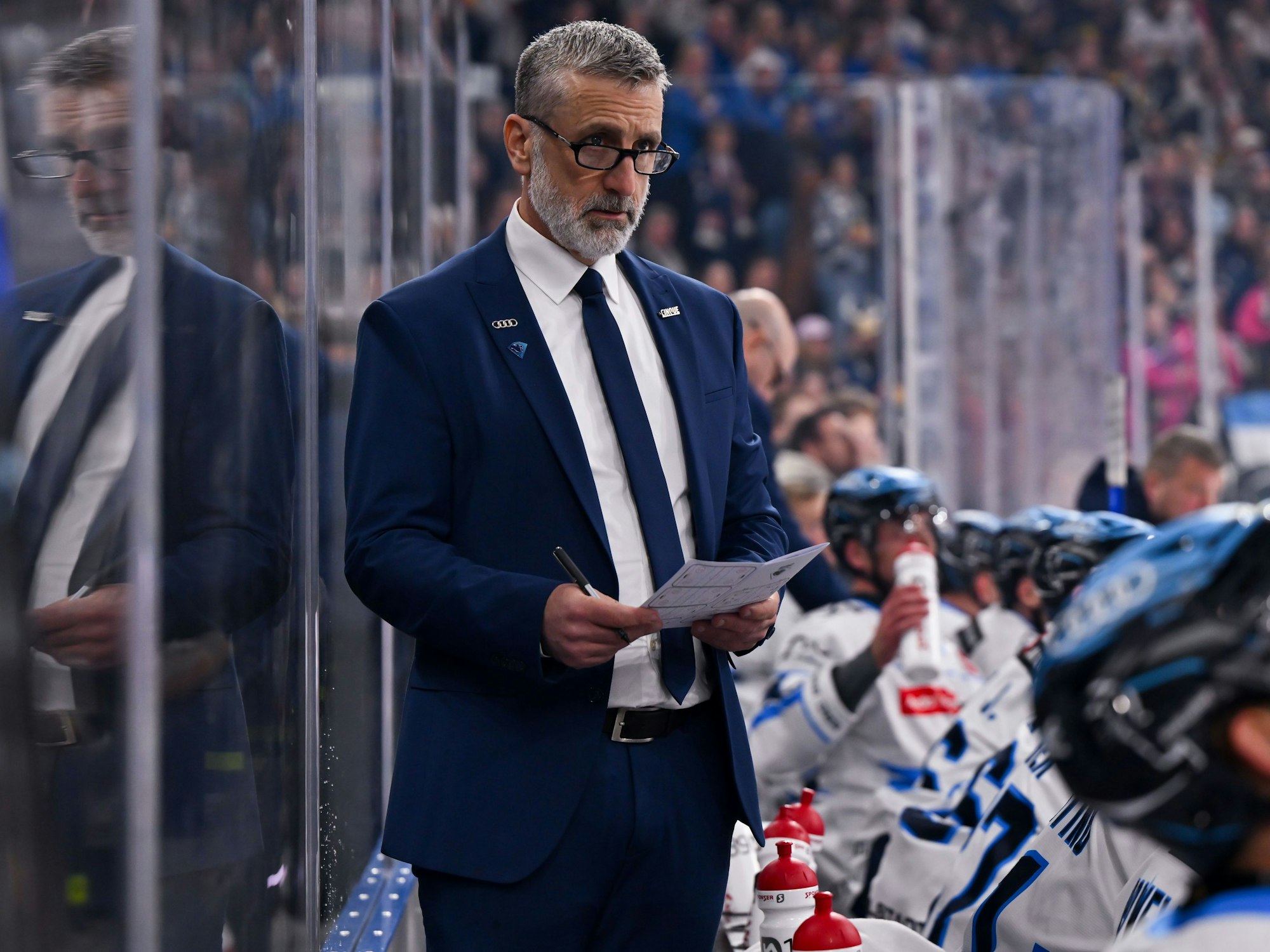 Trainer Mark French (Ingolstadt) verfolgt das Spiel am Spielfeldrand.