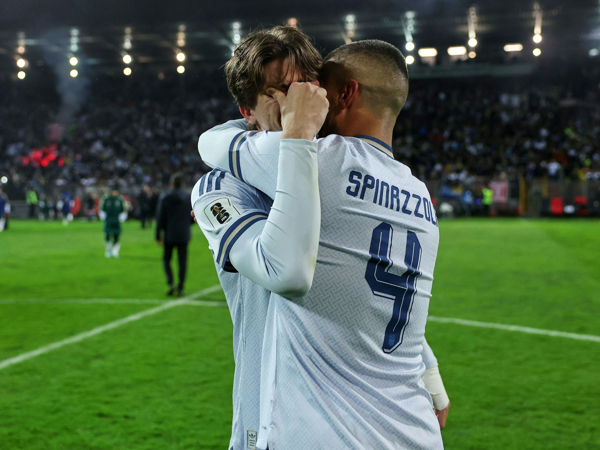 In Tränen aufgelöst: Die italienischen Spieler Marco Palestra (l) und Leonardo Spinazzola trösten sich gegenseitig nach einem verlorenen Elfmeterschießen während des WM-Qualifikationsendspiels zwischen Bosnien und Italien in Zenica, Bosnien.