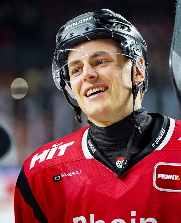 Haie-Profi Jan Luca Sennhenn lächtelt auf dem Eis.