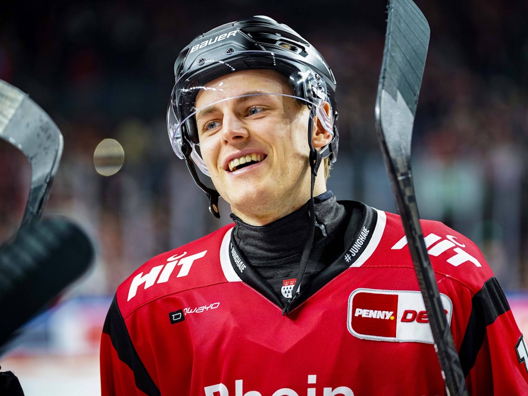 Haie-Profi Jan Luca Sennhenn lächtelt auf dem Eis.