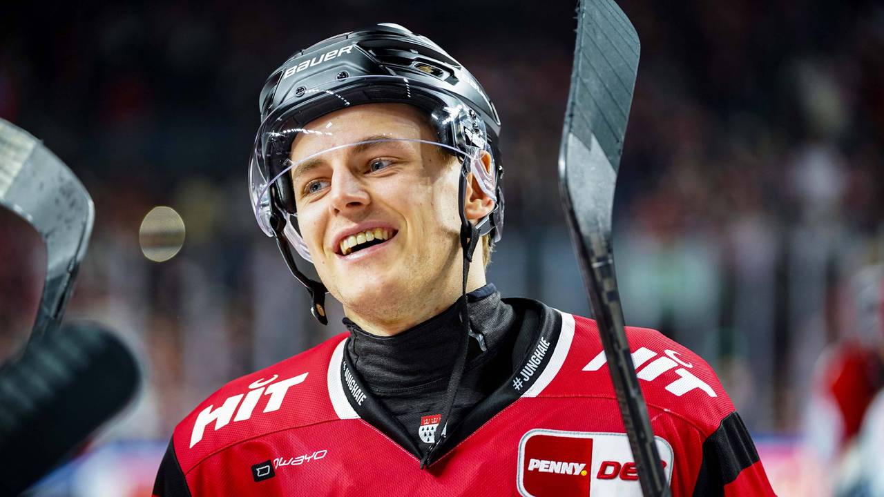 Haie-Profi Jan Luca Sennhenn lächtelt auf dem Eis.