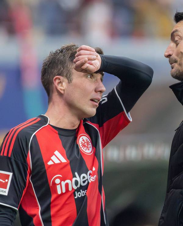 Auswechslung von Mario Götze durch Trainer Albert Riera beim Spiel zwischen Eintracht Frankfurt und Borussia Mönchengladbach am 14. Februar 2026.