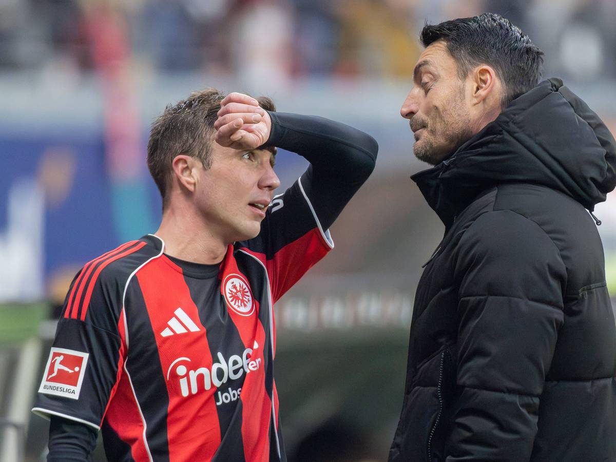 Auswechslung von Mario Götze durch Trainer Albert Riera beim Spiel zwischen Eintracht Frankfurt und Borussia Mönchengladbach am 14. Februar 2026.