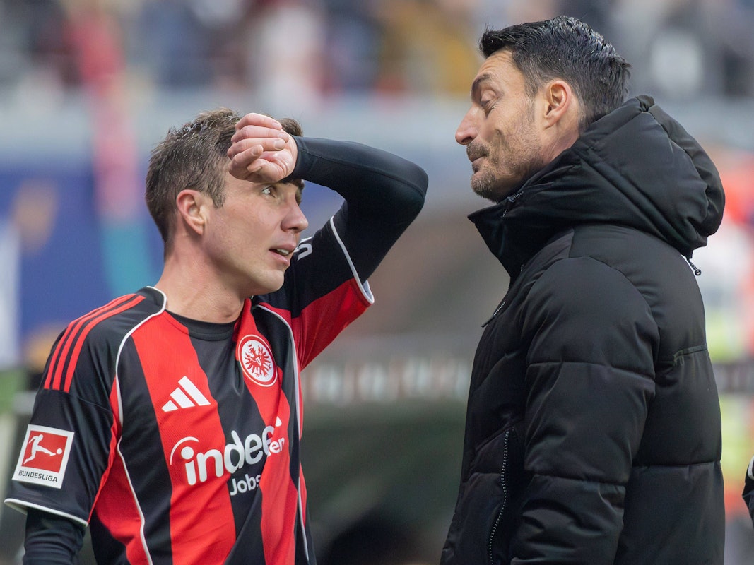 Albert Riera spricht mit Mario Götze.